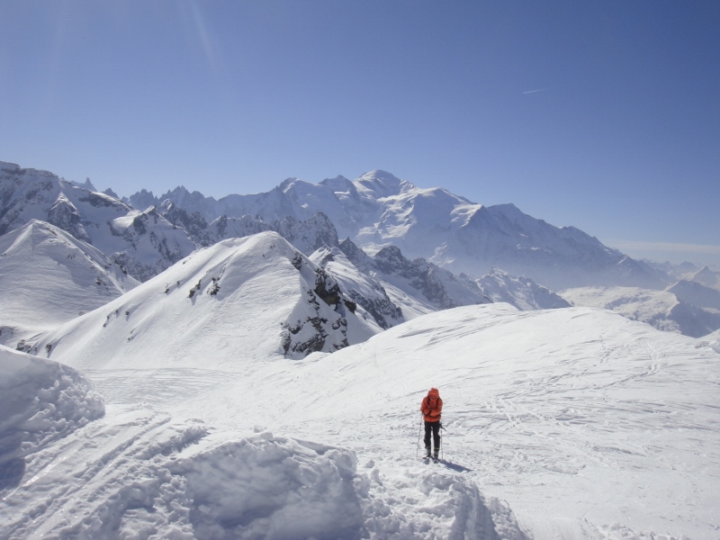 Ski de randonnée, hors-piste face au Mont Blanc 